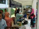 Ramadan Bazaar and Distribution of Food Packages for Non Academic Employees FITB ITB